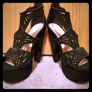 Size 7 black cutout heels